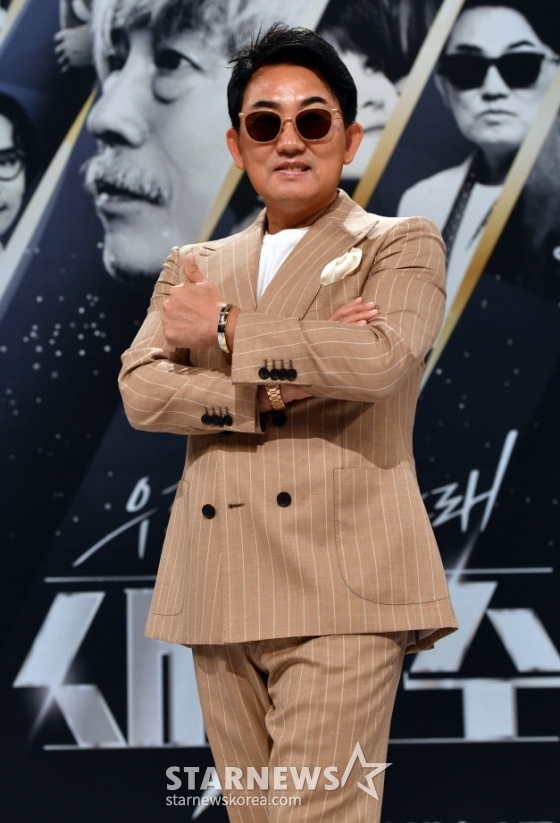 가수 이승철이 15일 오전 온라인 생중계로 진행된 KBS 2TV 예능 '우리가 사랑한 그 노래, 새가수' 제작발표회에 참석해 포즈를 취하고 있다. /사진제공=KBS 2021.07.15