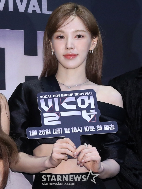 가수 웬디가 24일 오전 서울 마포구 상암동 CJ ENM에서 진행된 엠넷 '빌드업: 보컬 보이그룹 서바이벌' 제작발표회에 참석해 포즈를 취하고 있다. '빌드업 : 보컬 보이그룹 서바이벌'은 엠넷이 2024년 첫 신작으로 야심차게 선보이는 프로그램이다. 장르 무관 보컬에 자신있고 보컬을 사랑하는 실력자들을 조합해 4인조 보컬 보이그룹으로 완성시키는 신개념 보컬 보이그룹 탄생 서바이벌이다. MC 이다희를 필두로 이석훈 백호 서은광 솔라 웬디 김재환이 심사위원으로 출연해 차세대 보컬 보이그룹 탄생의 여정을 함께한다. 2024.01.24 /사진=김창현