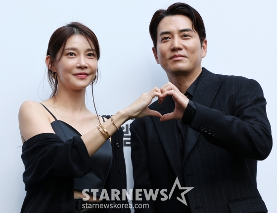 (서울=뉴스1) 김진환 기자 = 차예련·주상욱 부부가 26일 오후 서울 강남구 압구정로 미스지콜렉션 청담 사옥 앞에서 열린 25 S/S 미스지콜렉션 패션쇼 포토콜에 참석해 포즈를 취하고 있다. 2024.9.26/뉴스1 Copyright (C) 뉴스1. All rights reserved. 무단 전재 및 재배포, AI학습 이용 금지. /사진=(서울=뉴스1) 김진환 기자