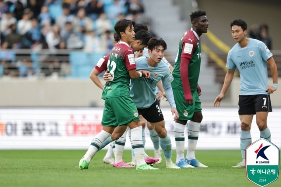 경기에 집중하는 이정택(왼쪽). /사진=한국프로축구연맹 제공