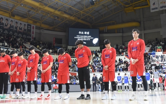 2024 KBL 농구영신 경기에 나선 현대모비스와 한국가스공사 선수들이 제주항공 여객기 추락사고 희생자들의 명복을 비는 묵념을 하고 있다. /사진=KBL 제공
