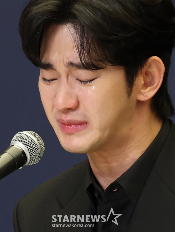 (서울=뉴스1) 권현진 기자 = 배우 김수현이 31일 오후 서울 마포구 스탠포트호텔에서 긴급 기자회견을 열고 고(故) 김새론이 미성년자일 때부터 교제했다는 의혹을 비롯한 각종 논란에 대해 입장을 밝히고 있다. 2025.3.31/뉴스1 Copyright (C) 뉴스1. All rights reserved. 무단 전재 및 재배포, AI학습 이용 금지. /사진=(서울=뉴스1) 권현진 기자