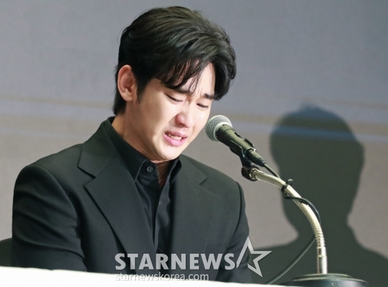 배우 김수현이 31일 오후 서울 마포구 상암동 스탠포드호텔에서 진행된 기자회견에서 최근 불거진 사생활 논란에 대해 밝히고 있다. /2025.03.31 /사진=이동훈 photoguy@