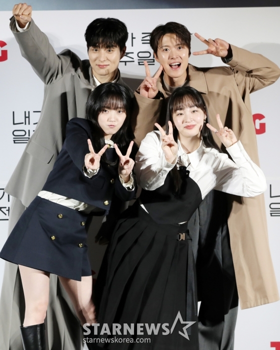 배우 정건주, 공명, 오우리, 김민하가 1일 오전 서울 CGV 용산아이파크몰에서 열린 티빙 오리지널 시리즈 '내가 죽기 일주일 전' 제작발표회에 참석해 포즈를 취하고 있다. '내가 죽기 일주일 전'은 세상을 등지고 청춘을 흘려보내던 '희완(김민하 분)' 앞에 첫사랑 '람우(공명 분)'가 저승사자가 되어 나타나며 벌어지는 청춘 판타지 로맨스로 오는 3일 낮 12시 첫 공개된다. /사진=김휘선 hwijpg@