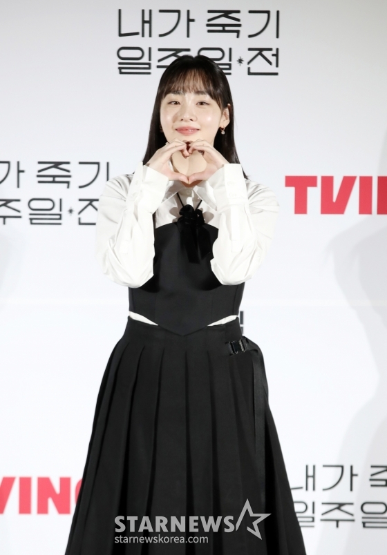 배우 김민하가 1일 오전 서울 CGV 용산아이파크몰에서 열린 티빙 오리지널 시리즈 '내가 죽기 일주일 전' 제작발표회에 참석해 포즈를 취하고 있다. '내가 죽기 일주일 전'은 세상을 등지고 청춘을 흘려보내던 '희완(김민하 분)' 앞에 첫사랑 '람우(공명 분)'가 저승사자가 되어 나타나며 벌어지는 청춘 판타지 로맨스로 오는 3일 낮 12시 첫 공개된다. /사진=김휘선 hwijpg@