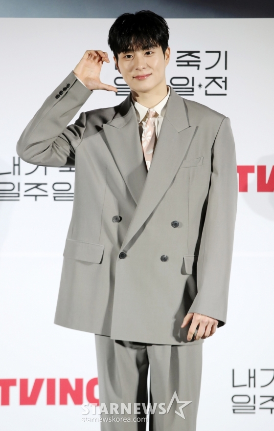 배우 정건주가 1일 오전 서울 CGV 용산아이파크몰에서 열린 티빙 오리지널 시리즈 '내가 죽기 일주일 전' 제작발표회에 참석해 포즈를 취하고 있다. '내가 죽기 일주일 전'은 세상을 등지고 청춘을 흘려보내던 '희완(김민하 분)' 앞에 첫사랑 '람우(공명 분)'가 저승사자가 되어 나타나며 벌어지는 청춘 판타지 로맨스로 오는 3일 낮 12시 첫 공개된다. /사진=김휘선 hwijpg@