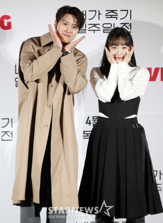 배우 공명, 김민하가 1일 오전 서울 CGV 용산아이파크몰에서 열린 티빙 오리지널 시리즈 '내가 죽기 일주일 전' 제작발표회에 참석해 포즈를 취하고 있다. '내가 죽기 일주일 전'은 세상을 등지고 청춘을 흘려보내던 '희완(김민하 분)' 앞에 첫사랑 '람우(공명 분)'가 저승사자가 되어 나타나며 벌어지는 청춘 판타지 로맨스로 오는 3일 낮 12시 첫 공개된다. /사진=김휘선 hwijpg@