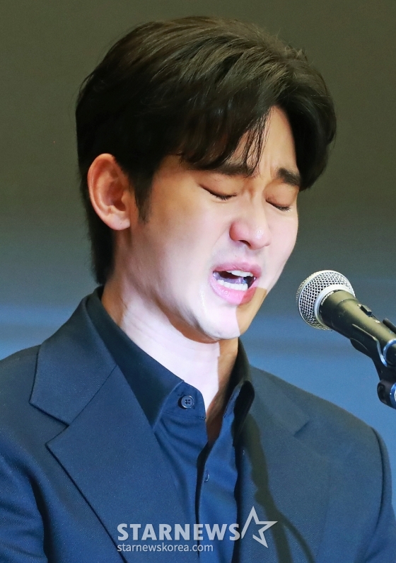 배우 김수현이 31일 오후 서울 마포구 상암동 스탠포드호텔에서 진행된 기자회견에서 최근 불거진 사생활 논란에 대해 밝히고 있다. /2025.03.31 /사진=이동훈 photoguy@