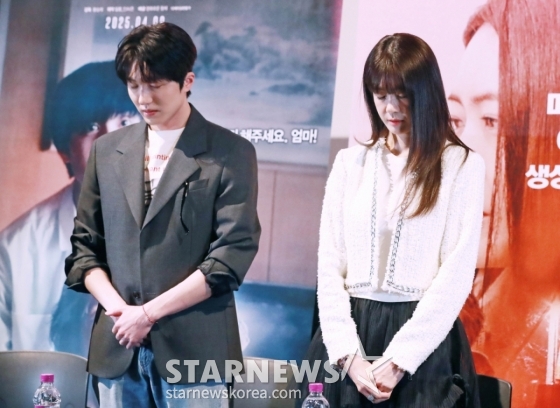 배우 강찬희, 이요원이 1일 오후 서울 CGV용산아이파크몰에서 진행된 영화 '귀신들'(감독 황승재) 언론배급시사회 및 기자간담회에 참석해 함께 출연했던 故이주실 배우를 추모하고 있다. /2025.04.01 /사진=이동훈 photoguy@