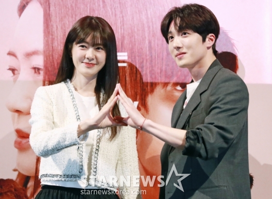 배우 이요원, 강찬희가 1일 오후 서울 CGV용산아이파크몰에서 진행된 영화 '귀신들'(감독 황승재) 언론배급시사회 및 기자간담회에 참석해 포즈를 취하고 있다. /2025.04.01 /사진=이동훈 photoguy@