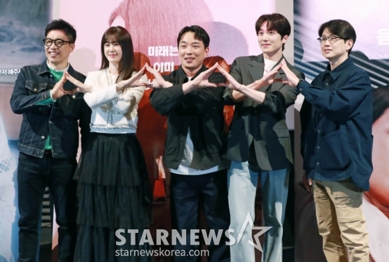 배우 정경호, 이요원, 오희준, 강찬희, 황승재 감독이 1일 오후 서울 CGV용산아이파크몰에서 진행된 영화 '귀신들'(감독 황승재) 언론배급시사회 및 기자간담회에 참석해 포즈를 취하고 있다. /2025.04.01 /사진=이동훈 photoguy@