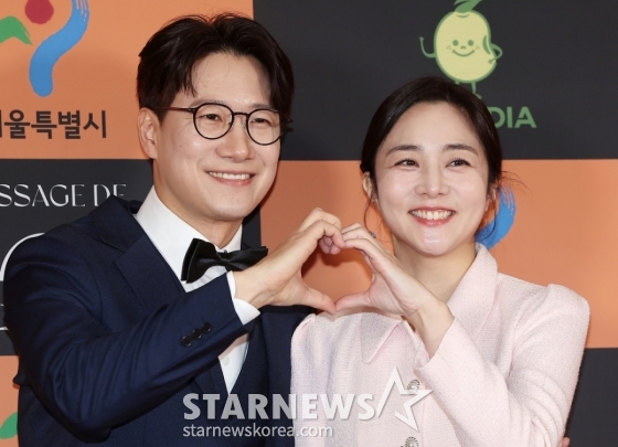 (서울=뉴스1) 김진환 기자 = 아나운서 조우종·정다은 부부가 5일 오후 서울 중구 소공동 롯데호텔 크리스탈볼륨에서 열린 2024 서울국제영화대상 시상식 레드카펫에 참석해 포즈를 취하고 있다. 2024.12.5/뉴스1 Copyright (C) 뉴스1. All rights reserved. 무단 전재 및 재배포, AI학습 이용 금지. /사진=(서울=뉴스1) 김진환 기자