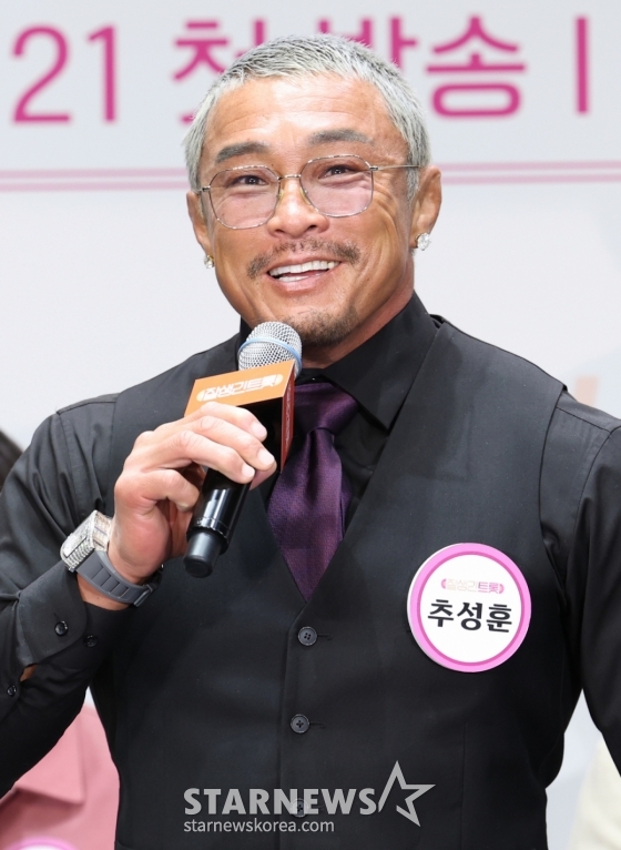 (서울=뉴스1) 권현진 기자 = 격투기 선수 추성훈이 4일 서울 영등포구 라마다 서울 신도림에서 열린 tvN STORY 예능 ‘잘생긴 트롯’ 제작발표회에 참석해 인사말을 하고 있다.  ‘잘생긴 트롯’(연출 황다원, 작가 정수정)은 연예계 대표 12명의 남자 스타들이 트롯에 진정성을 가지고 도전하는 신(新) 음악 예능이다. 2025.2.4/뉴스1  Copyright (C) 뉴스1. All rights reserved. 무단 전재 및 재배포,  AI학습 이용 금지. /사진=(서울=뉴스1) 권현진 기자