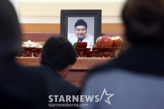 혼성 3인조 그룹 거북이의 리더였던 '터틀맨' 고(故) 임성훈의 1주기 추모식이 2일 오전 경기 안성 유토피아 추모관에서 열렸다. /사진=임성균 기자 tjdrbs23@