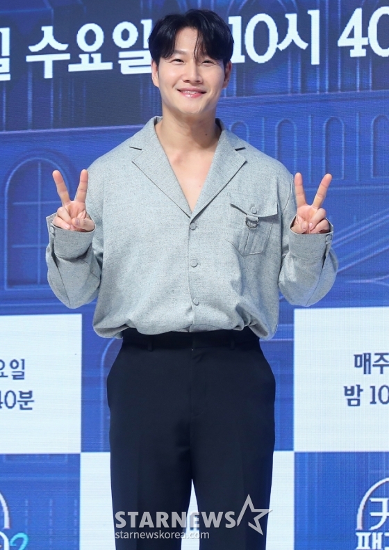 가수 김종국이 4일 오전 서울 강남구 논현동 엘리에나호텔에서 진행된 엠넷 예능 '커플팰리스2' 제작발표회에 참석해 포즈를 취하고 있다.   '커플팰리스2'는 완벽한 결혼 상대를 찾는 싱글남녀들을 위한 대규모 커플 매칭 서바이벌로, '결혼정보회사(결정사)' 못지않은 극사실적 매칭 시스템을 통해 평생을 함께하고 싶은 동반자를 찾는 스토리를 담아낸다. 오는 5일 첫 방송. 2025.02.04 /사진=김창현 chmt@