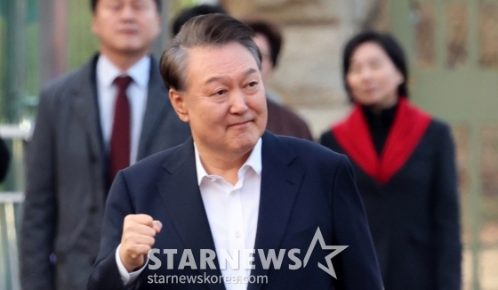 (의왕=뉴스1) 오대일 기자 = 법원의 구속취소 청구 인용으로 석방된 윤석열 대통령이 8일 오후 경기 의왕시 서울구치소를 빠져나오며 지지자들에게 인사하고 있다. 윤 대통령은 내란 우두머리 혐의로 지난 1월 26일 구속기소 된 지 41일 만, 1월 15일 체포된 후 52일 만에 자유의 몸이 됐다.  2025.3.8/뉴스1  Copyright (C) 뉴스1. All rights reserved. 무단 전재 및 재배포,  AI학습 이용 금지. /사진=(의왕=뉴스1) 오대일 기자