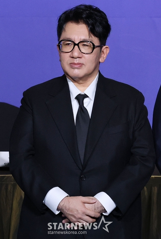 (서울=뉴스1) 박세연 기자 = 방시혁 하이브 이사회 의장이 20일 서울 여의도 FKI타워에서 열린 한경협 제64회 정기총회·새 CI 공개 행사에 참석해 신규 회원사 대표로 기념촬영하기 위해 자리하고 있다. 2025.2.20/뉴스1 Copyright (C) 뉴스1. All rights reserved. 무단 전재 및 재배포, AI학습 이용 금지. /사진=(서울=뉴스1) 박세연 기자