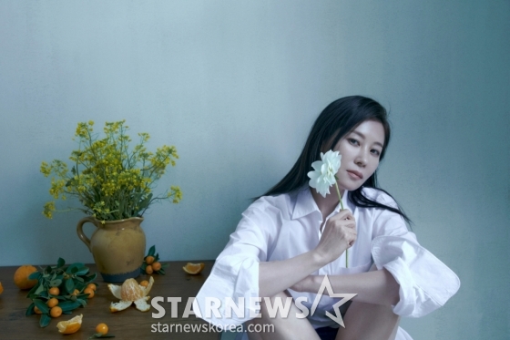 넷플릭스 오리지널 시리즈 '폭싹 속았수다'의 배우 문소리가 2일 진행된 인터뷰를 위해 포즈를 취하고 있다. /사진제공=넷플릭스 2025.04.02 /사진=김휘선 hwijpg@