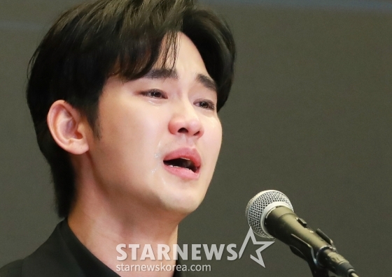 배우 김수현이 31일 오후 서울 마포구 상암동 스탠포드호텔에서 진행된 기자회견에서 최근 불거진 사생활 논란에 대해 밝히고 있다. /2025.03.31 /사진=이동훈 photoguy@