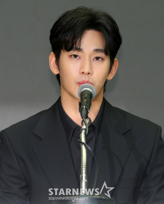 [서울=뉴시스] 김혜진 기자 = 배우 김수현이 31일 오후 서울 마포구 스탠포드호텔에서 기자회견을 열고 자신을 둘러싼 의혹에 대해 입장을 밝히고 있다. 2025.03.31. jini@newsis.com /사진=김혜진
