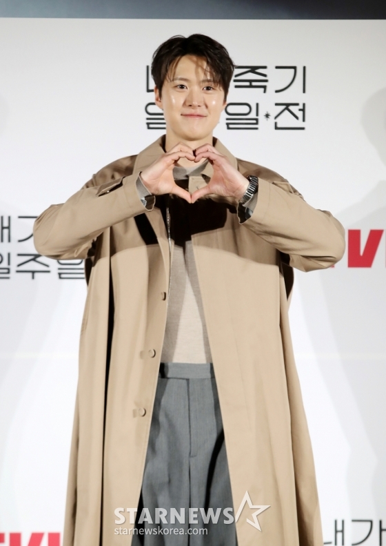 배우 공명이 1일 오전 서울 CGV 용산아이파크몰에서 열린 티빙 오리지널 시리즈 '내가 죽기 일주일 전' 제작발표회에 참석해 포즈를 취하고 있다.  '내가 죽기 일주일 전'은 세상을 등지고 청춘을 흘려보내던 '희완(김민하 분)' 앞에 첫사랑 '람우(공명 분)'가 저승사자가 되어 나타나며 벌어지는 청춘 판타지 로맨스로 오는 3일 낮 12시 첫 공개된다. /사진=김휘선 hwijpg@