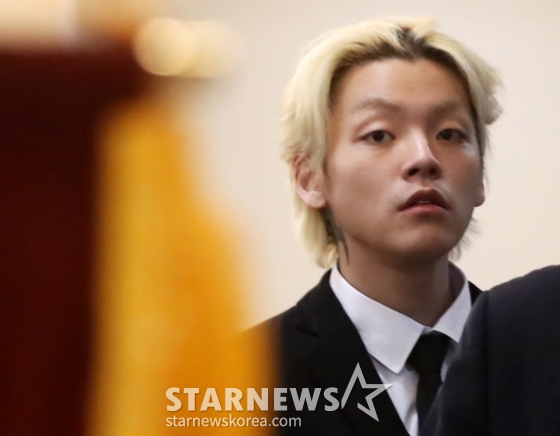 (부산=뉴스1) 윤일지 기자 = 래퍼 노엘(본명 장용준)이 2일 부산 해운대백병원 장례식장에 마련된 아버지 고(故) 장제원 전 국민의힘 의원의 빈소를 지키고 있다. 2025.4.2/뉴스1  Copyright (C) 뉴스1. All rights reserved. 무단 전재 및 재배포,  AI학습 이용 금지. /사진=(부산=뉴스1) 윤일지 기자