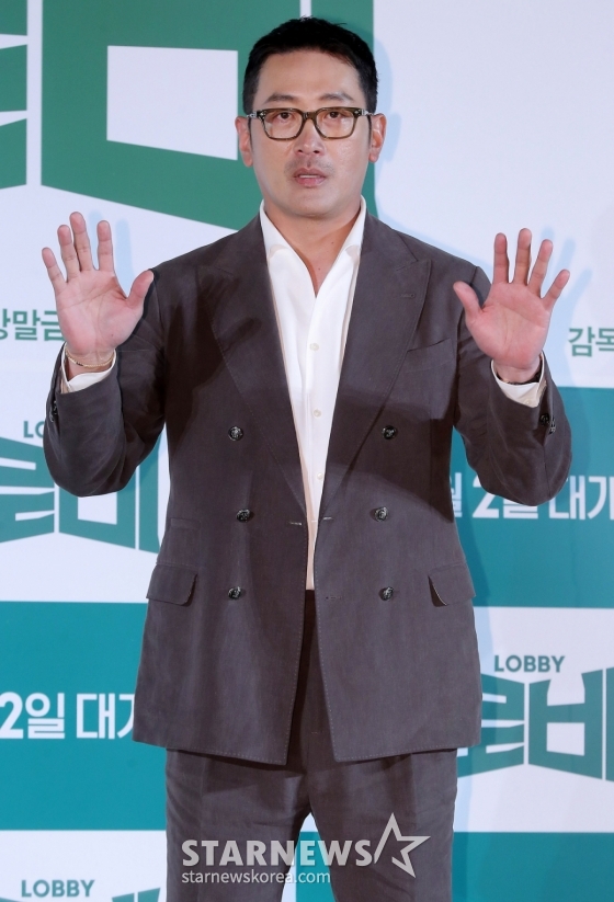감독 겸 배우 하정우가 4일 오전 서울 광진구 롯데시네마 건대입구에서 진행된 영화 '로비' 제작보고회에 참석해 포즈를 취하고 있다. '로비'는 연구밖에 모르던 스타트업 대표 창욱(하정우 분)이 4조 원의 국책사업을 따내기 위해 인생 첫 로비 골프를 시작하는 이야기. 내달 2일 개봉. 2025.03.04 /사진=김창현 chmt@