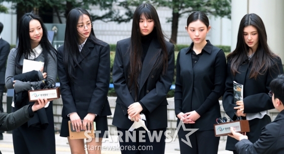 [서울=뉴시스] 추상철 기자 = 그룹 뉴진스(NJZ 하니, 민지, 혜인, 해린, 다니엘)가 7일 오후 서울 서초구 서울중앙지방법원에서 열린 '어도어, 뉴진스 상대 기획사 지위보전 및 광고계약 체결 등 금지 가처분' 심문기일을 마친 후 취재진의 질문에 답변하고 있다. 2025.03.07. scchoo@newsis.com /사진=추상철