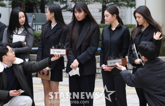 [서울=뉴시스] 추상철 기자 = 그룹 뉴진스(NJZ 하니, 민지, 혜인, 해린, 다니엘)가 7일 오후 서울 서초구 서울중앙지방법원에서 열린 '어도어, 뉴진스 상대 기획사 지위보전 및 광고계약 체결 등 금지 가처분' 심문기일을 마친 후 취재진의 질문에 답변하고 있다. 2025.03.07. scchoo@newsis.com /사진=추상철