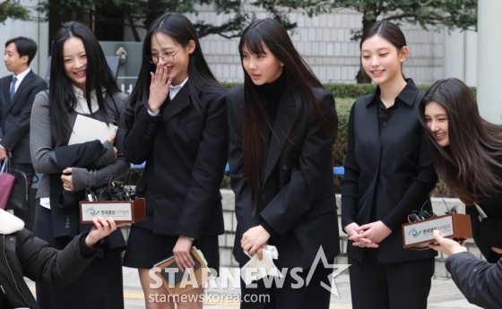 [서울=뉴시스] 추상철 기자 = 그룹 뉴진스(NJZ 하니, 민지, 혜인, 해린, 다니엘)가 7일 오후 서울 서초구 서울중앙지방법원에서 열린 '어도어, 뉴진스 상대 기획사 지위보전 및 광고계약 체결 등 금지 가처분' 심문기일을 마친 후 취재진의 질문에 답변하고 있다. 2025.03.07. scchoo@newsis.com /사진=추상철