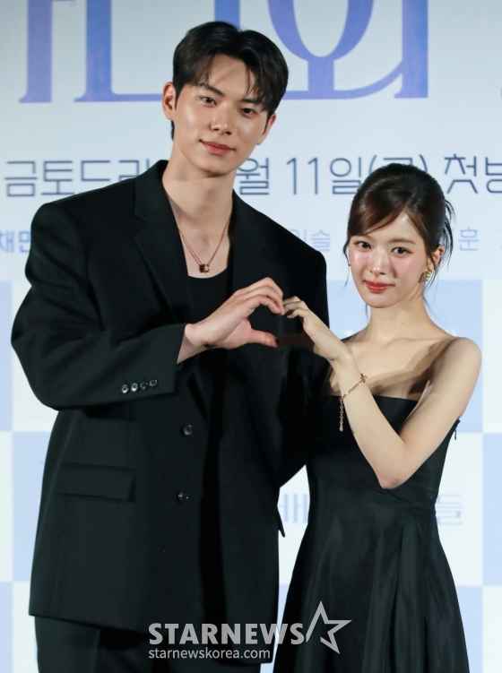 배우 이채민, 노정의가 3일 오후 서울 CGV용산아이파크몰에서 진행된 MBC 금토드라마 '바니와 오빠들' 제작발표회에 참석해 포즈를 취하고 있다. 흑역사로 남아버린 첫 연애 이후, 갑자기 다가온 매력적인 남자들과 엮이게 된 바니의 남친 찾기 로맨스 드라마 '바니와 오빠들'은 오는 11일 첫 방송된다. /2025.04.03 /사진=이동훈 photoguy@