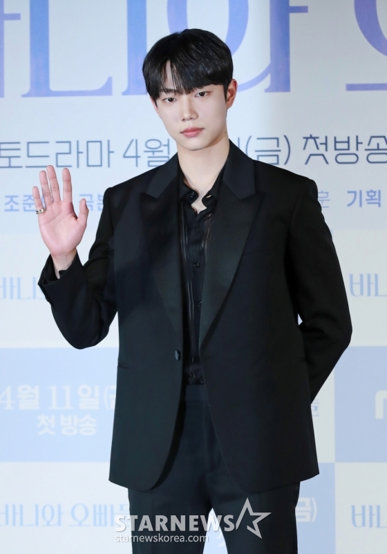 배우 조준영이 3일 오후 서울 CGV용산아이파크몰에서 진행된 MBC 금토드라마 '바니와 오빠들' 제작발표회에 참석해 포즈를 취하고 있다. 흑역사로 남아버린 첫 연애 이후, 갑자기 다가온 매력적인 남자들과 엮이게 된 바니의 남친 찾기 로맨스 드라마 '바니와 오빠들'은 오는 11일 첫 방송된다. /2025.04.03 /사진=이동훈 photoguy@