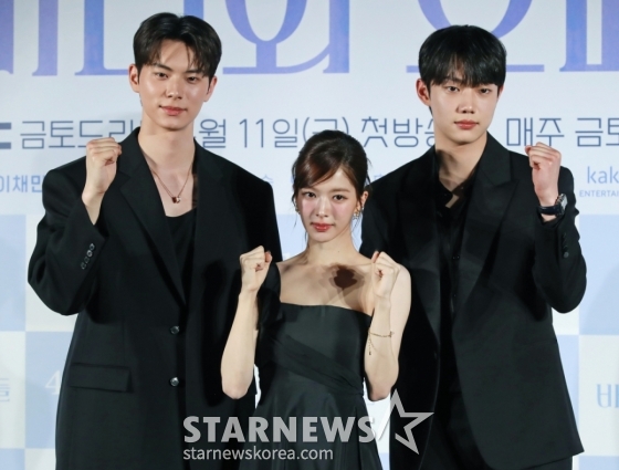 배우 이채민, 노정의, 조준영이 3일 오후 서울 CGV용산아이파크몰에서 진행된 MBC 금토드라마 '바니와 오빠들' 제작발표회에 참석해 포즈를 취하고 있다. 흑역사로 남아버린 첫 연애 이후, 갑자기 다가온 매력적인 남자들과 엮이게 된 바니의 남친 찾기 로맨스 드라마 '바니와 오빠들'은 오는 11일 첫 방송된다. /2025.04.03 /사진=이동훈 photoguy@