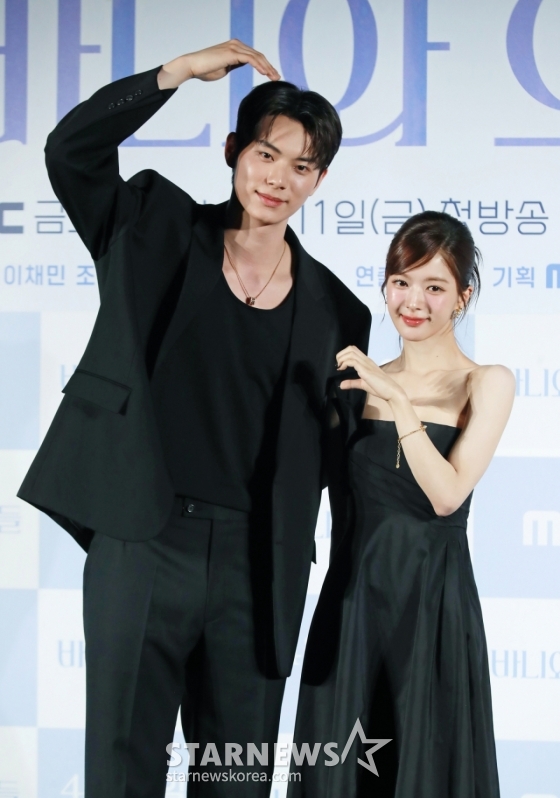 배우 이채민, 노정의가 3일 오후 서울 CGV용산아이파크몰에서 진행된 MBC 금토드라마 '바니와 오빠들' 제작발표회에 참석해 포즈를 취하고 있다. 흑역사로 남아버린 첫 연애 이후, 갑자기 다가온 매력적인 남자들과 엮이게 된 바니의 남친 찾기 로맨스 드라마 '바니와 오빠들'은 오는 11일 첫 방송된다. /2025.04.03 /사진=이동훈 photoguy@