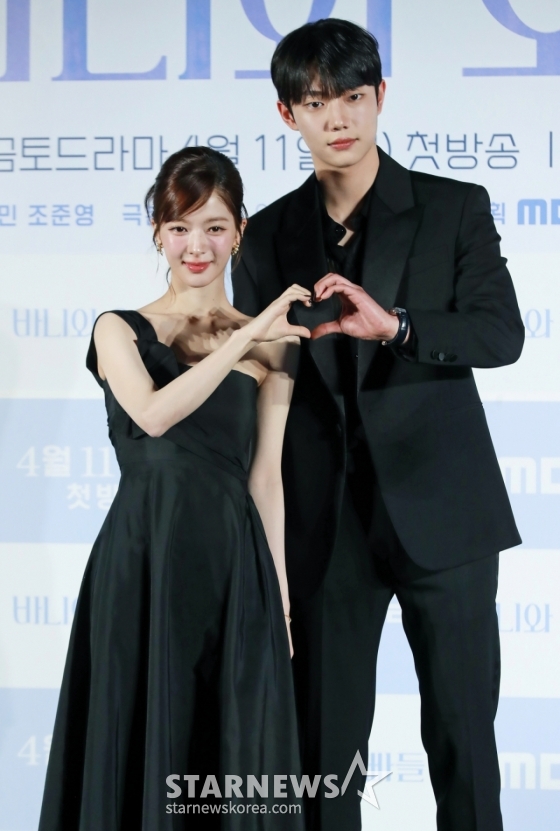 배우 노정의, 조준영이 3일 오후 서울 CGV용산아이파크몰에서 진행된 MBC 금토드라마 '바니와 오빠들' 제작발표회에 참석해 포즈를 취하고 있다. 흑역사로 남아버린 첫 연애 이후, 갑자기 다가온 매력적인 남자들과 엮이게 된 바니의 남친 찾기 로맨스 드라마 '바니와 오빠들'은 오는 11일 첫 방송된다. /2025.04.03 /사진=이동훈 photoguy@