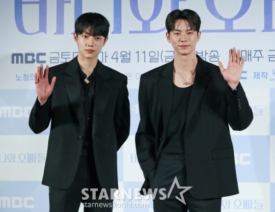 배우 조준영, 이채민이 3일 오후 서울 CGV용산아이파크몰에서 진행된 MBC 금토드라마 '바니와 오빠들' 제작발표회에 참석해 포즈를 취하고 있다. 흑역사로 남아버린 첫 연애 이후, 갑자기 다가온 매력적인 남자들과 엮이게 된 바니의 남친 찾기 로맨스 드라마 '바니와 오빠들'은 오는 11일 첫 방송된다. /2025.04.03 /사진=이동훈 photoguy@