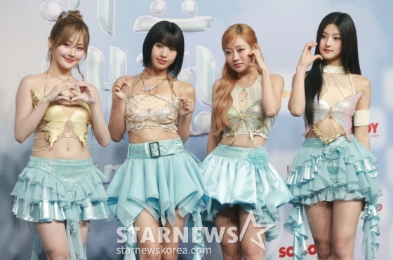 걸그룹 키스오브라이프가 21일 오후 인천 한 리조트에서 진행된 2024 가요대전 블루카펫 행사에 참석해 포즈를 취하고 있다. /2024.07.21 /사진=이동훈