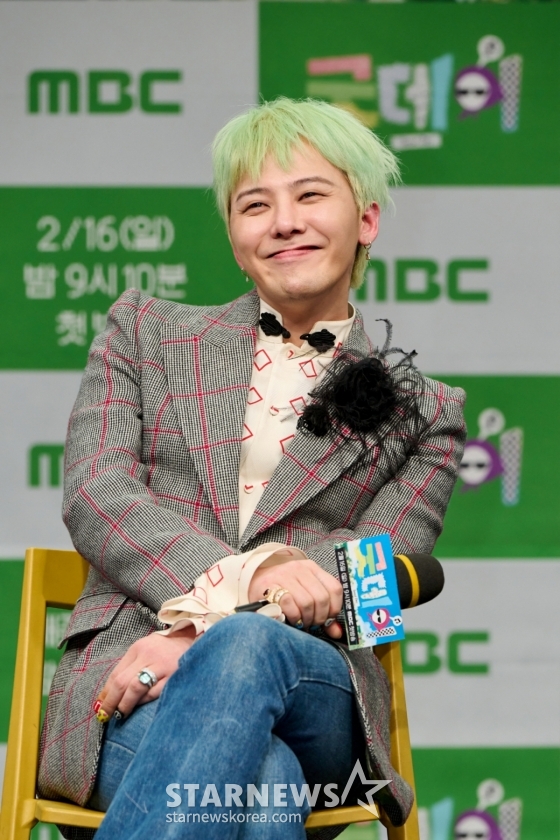 가수 지드래곤이 13일 오후 온라인으로 진행된 MBC 예능 '굿데이' 제작발표회에 참석해 미소를 짓고 있다. '굿데이'는 지드래곤이 직접 프로듀싱에 나서며 다양한 분야의 인물들과 함께 올해의 노래를 완성하는 음악 프로젝트 리얼리티 예능이다. 오는 16일 첫 방송. / 사진제공=MBC /사진=김창현 chmt@