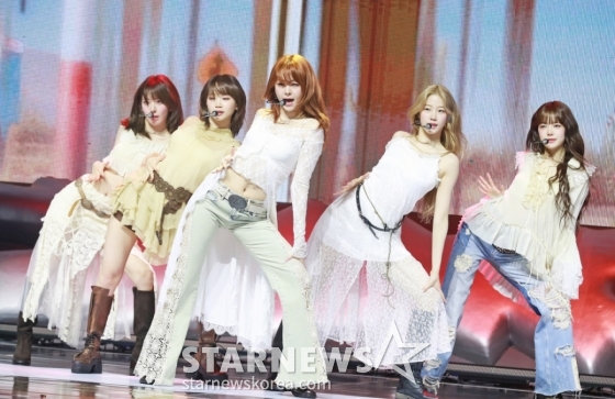 걸그룹 르세라핌(LE SSERAFIM)이 14일 오전 서울 광진구 예스24라이브홀에서 진행된 미니 5집 ‘HOT’ 발매기념 쇼케이스에서 신곡을 선보이고 있다. 이번 앨범은 팝 장르의 타이틀곡 ‘HOT’을 비롯해 ‘Born Fire’, ‘Come Over’, ‘Ash’, ‘So Cynical(Badum)’등 총 5곡이 수록됐다. /2025.03.14 /사진=이동훈 기자 photoguy@