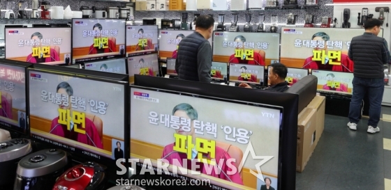 [서울=뉴시스] 김혜진 기자 = 4일 오전 서울 용산구 전자랜드 용산점 내 전자제품 판매점에서 윤석열 대통령의 탄핵심판 선고 결과가 중계되고 있다. 2025.04.04. jini@newsis.com /사진=김혜진