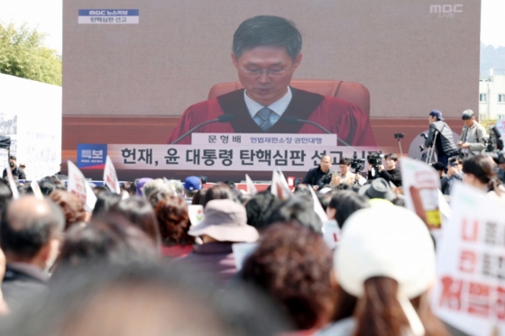 (광주=뉴스1) 이승현 기자 = 4일 광주 동구 5·18민주광장에서 시민들이 헌법재판소의 윤석열 대통령 탄핵 소추안 표결 생중계를 시청하고 있다. 2025.4.4/뉴스1 Copyright (C) 뉴스1. All rights reserved. 무단 전재 및 재배포, AI학습 이용 금지. /사진=(광주=뉴스1) 이승현 기자