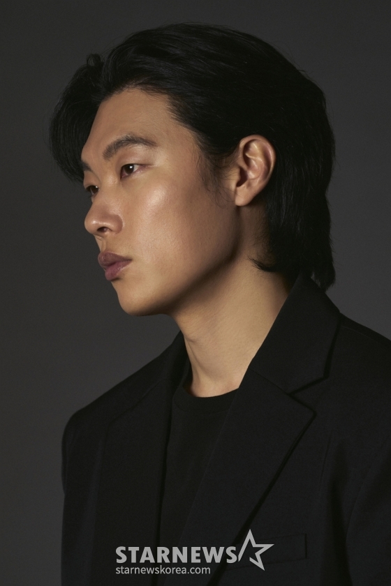 연상호 감독의 신작 영화 넷플릭스 '계시록'의 배우 류준열이 26일 진행된 인터뷰를 위해 포즈를 취하고 있다. /사진제공=넷플릭스 2025.03.26 /사진=김휘선 hwijpg@