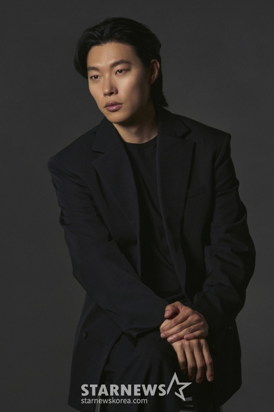 연상호 감독의 신작 영화 넷플릭스 '계시록'의 배우 류준열이 26일 진행된 인터뷰를 위해 포즈를 취하고 있다. /사진제공=넷플릭스 2025.03.26 /사진=김휘선 hwijpg@