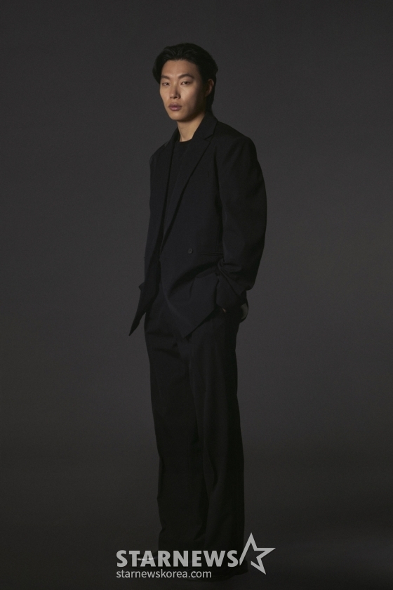 연상호 감독의 신작 영화 넷플릭스 '계시록'의 배우 류준열이 26일 진행된 인터뷰를 위해 포즈를 취하고 있다. /사진제공=넷플릭스 2025.03.26 /사진=김휘선 hwijpg@
