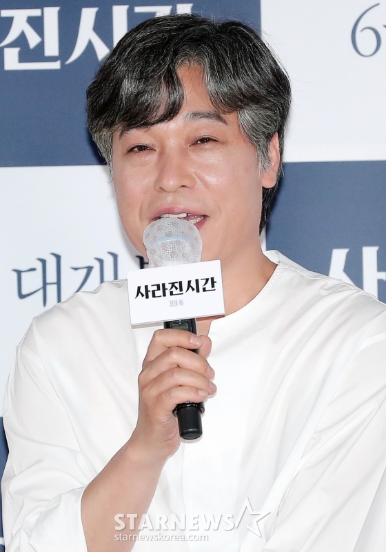 배우 정해균이 9일 오후 서울 광진구 롯데시네마 건대입구점에서 진행된 영화 '사라진 시간' 언론시사회에 참석해 인사말을 하고 있다.  배우 정진영이 감독을 맡은 영화 '사라진 시간'은 의문의 화재사건을 수사하던 형사 형구가 자신이 믿었던 모든 것이 사라지는 충격적인 상황과 마주하면서 자신의 삶을 찾아 나서는 이야기다. 오는 18일 개봉.