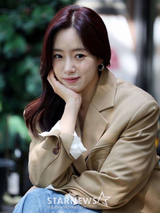 (서울=뉴스1) 황기선 기자 = 그룹 티아라 출신 배우 함은정이 서울 마포구의 한 카페에서 인터뷰 전 포즈를 취하고 있다. 2024.10.5/뉴스1  Copyright (C) 뉴스1. All rights reserved. 무단 전재 및 재배포,  AI학습 이용 금지. /사진=(서울=뉴스1) 황기선 기자