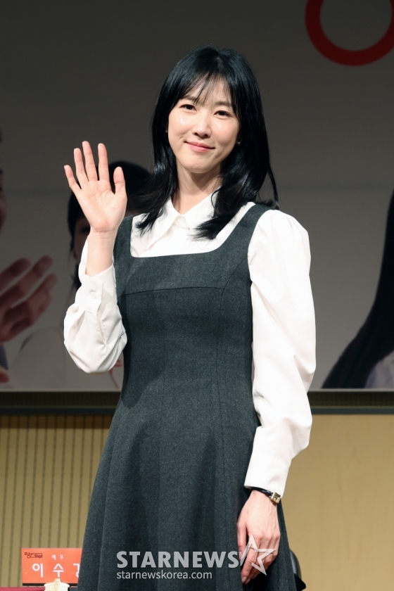 [서울=뉴시스] 박진희 기자 = 연극 '랑데부' 배우 이수경이  1일 서울 서초구 예술의전당 음악당 인춘아트홀에서 기자간담회를 하고 있다. 2025.04.01. pak7130@newsis.com /사진=박진희