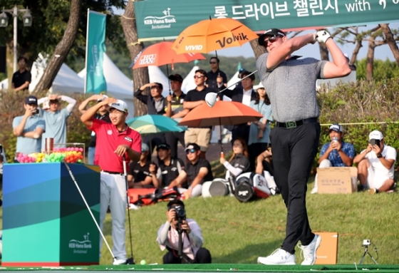 결승전에서 샷을 하는 팀 버크./사진=KPGA