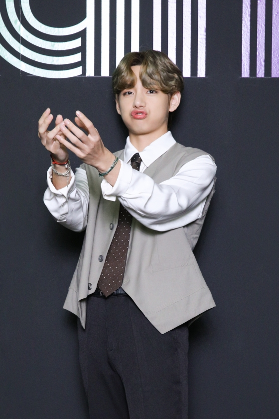 방탄소년단 뷔, 안무 연습도 혼을 '쏙'..'아이돌 교과서'의 진수 | 스타뉴스