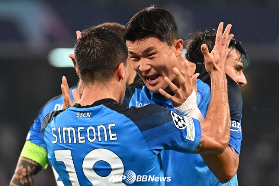 나폴리 김민재가 27일 레인저스전에서 골을 터뜨린 지오반니 시메오네와 함께 기뻐하고 있다. /AFPBBNews=뉴스1